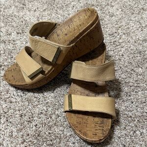 Vionic Tan Cork Sandals